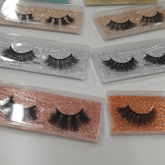 EYELASHES - Picture 3 of 4